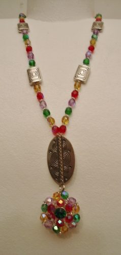 Collier avec pendentif fleur perles violine,vert, jaune, rouge