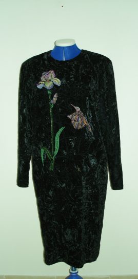 Petite robe noire simple courte, décor iris et oiseau en vol